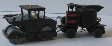 Dampfwalze mit Teerbehälter