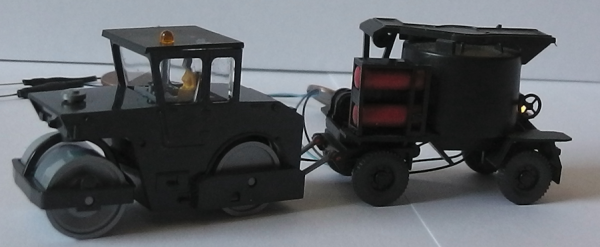 Dampfwalze mit Teerbehälter