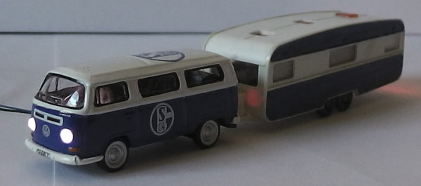 VW Bus T2 mit Wohnwagen