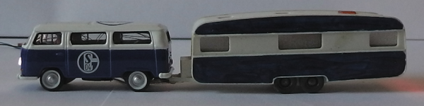 VW Bus T2 mit Wohnwagen