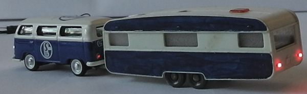 VW Bus T2 mit Wohnwagen