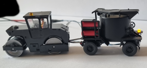 Dampfwalze mit Teerbehälter